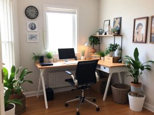 Birou acasă personalizat cu plante și decor creativ.